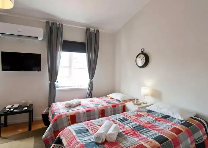 Cozy Sunny Flats By Hostwise