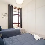 Cozy Sunny Flats By Hostwise